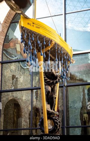 Barca di gala sulla colonna di pneumatici, cortile centrale, Teatro-Museo Dalí, Figueres, Provincia di Girona, Catalogna, Spagna Foto Stock