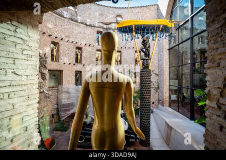 Barca di gala e manichino, cortile centrale, Teatro-Museo Dalí, Figueres, Provincia di Girona, Catalogna, Spagna Foto Stock