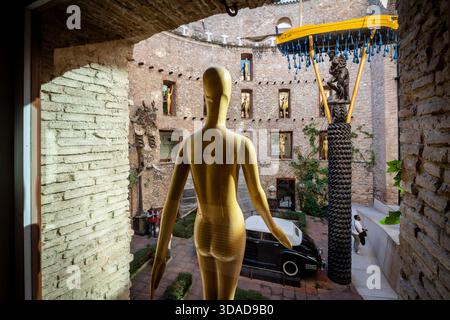 Barca di gala e manichino, cortile centrale, Teatro-Museo Dalí, Figueres, Provincia di Girona, Catalogna, Spagna Foto Stock