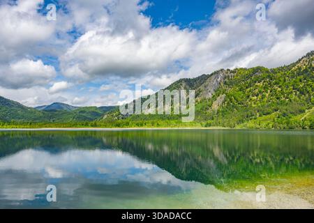 lago Offensee in primavera, Austria, alta Austria, Salzkammergut Foto Stock