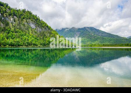 lago Offensee dopo la pioggia in primavera, Austria, alta Austria, Salzkammergut Foto Stock