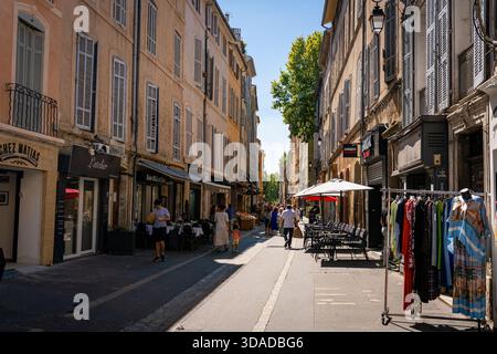 AIX en Provence, Francia - 20 luglio 2025: Strade ed edifici provenzali con case tradizionali nel sud della Francia, in Provenza. AIX-en-Provence Foto Stock