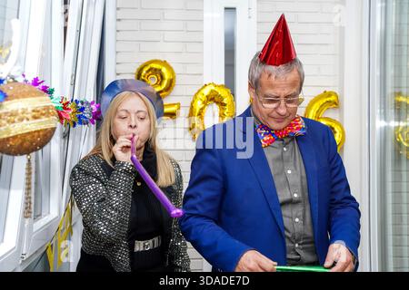 Coppia senior che festeggia il nuovo anno a casa Foto Stock