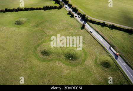 Quattro dei tumuli funerari rotondi preistorici di barrow, accanto alla A4 Road su Overton Hill, Avebury, al punto di partenza del Ridgeway National Trail. Vista su E. Foto Stock