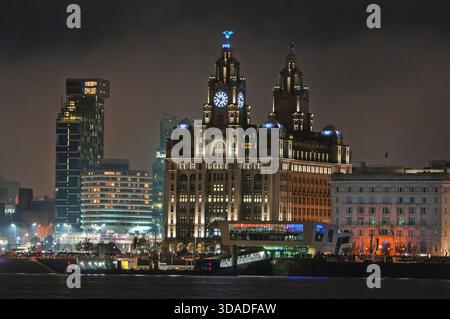 Edificio Royal Liver illuminato, fronte mare di Liverpool di notte. Per raggiungere la torre Beetham, l'hotel Mercurte, l'edificio fegato, l'edificio Cunard. Foto Stock