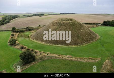 Silbury Hill, un uomo preistorico, ha creato un tumulo di gesso e argilla vicino ad Avebury Stone Circle henge, Inghilterra. 39 m di altezza. Le prime date risalgono al 2400 a.C. Vista da ne Foto Stock