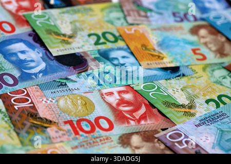 I soldi del dollaro neozelandese pagano grosse somme sul tavolo da vicino. Concetto di vita ricca in nuova Zelanda. Affari ed economia Foto Stock