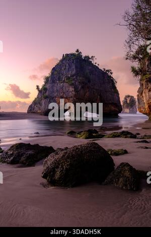 Spettacolari formazioni rocciose calcaree sulla spiaggia di Watu Maladong al tramonto, Sumba, Nusa Tenggara orientale, Indonesia Foto Stock