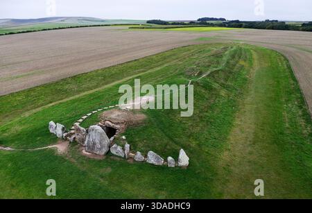 West Kennet Long Barrow, Avebury, Inghilterra. Luogo di sepoltura preistorica neolitico a chambered. Cumulo di Barrow 104m lungo 25m largo. Guardando la S.W. aka West Kennett Foto Stock