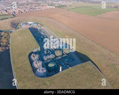 veduta aerea dei lavori di trattamento delle acque reflue di peace haven nel parco nazionale di south down sulla costa orientale del sussex Foto Stock