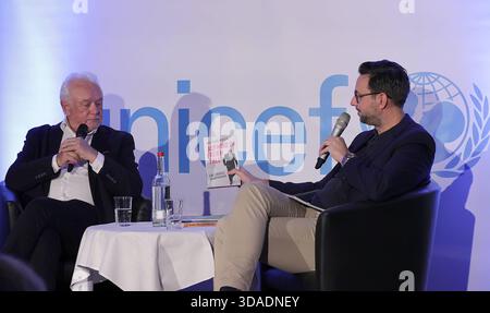 Wolfgang Kubicki, Christopher Scheffelmeier , Bucarasentation discorso di beneficenza Unterhaltung am Meer zugunsten von UNICEF Timmendorfer Strand *** Wolfgang Kubicki, Christopher Scheffelmeier , presentazione del libro discorso di beneficenza Unterhaltung am Meer a beneficio dell'UNICEF Timmendorfer Strand Foto Stock