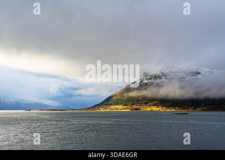 Montagne e rocce in inverno vicino a Nesna in Norvegia. Foto Stock