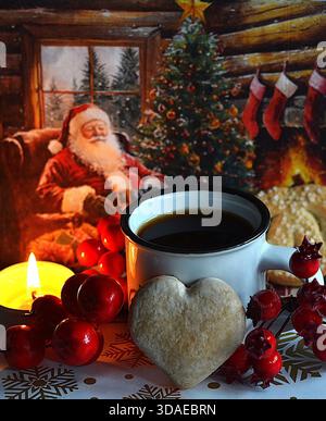 Biscotti a forma di cuore e caffè con sfondo di Babbo Natale, biglietto di auguri di Natale Foto Stock