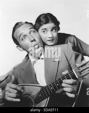Bing Crosby con un mandolino e Edith Fellows in Pennies from Heaven, foto pubblicitaria (Columbia, 1936) Foto Stock