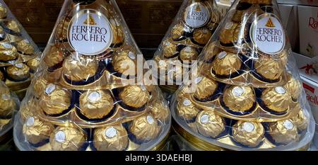 Ferrero Rocher è una famosa marca di praline di cioccolato prodotte dall'azienda dolciaria italiana Ferrero Spa. Foto Stock