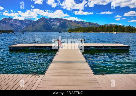 Jackson Lake Marina Dock Boats e Grand Teton Mountain Range in estate Foto Stock
