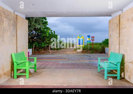 Fort Lauderdale, Florida, Stati Uniti - 9 dicembre 2025: Panchine sulla spiaggia. Scena a Lauderdale by the Sea Florida Foto Stock