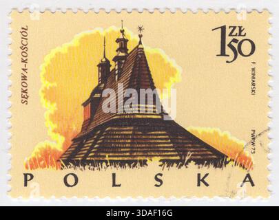 POLONIA — 1974 marzo 5: 1,50 francobollo giallo zloty e multicolore raffigurante l'architettura storica: Chiesa di San Filippo e San Giacomo, dal 1520. Sekowa, un villaggio storico nel sud della Polonia incorporato per la prima volta da un editto emesso il 22 febbraio 1363 da re Kazimierz Wielki. Il villaggio è il sito della chiesa di San Filippo e San Giacomo, costruita all'inizio del XVI secolo, una delle sei chiese in legno della Polonia meridionale, iscritta nella lista dei siti patrimonio dell'umanità dell'UNESCO dal 2003 Foto Stock