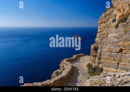 Vista panoramica dal monastero Panagia Hozoviotissa del Mar Egeo e dalle scogliere, Amorgos, Grecia Foto Stock