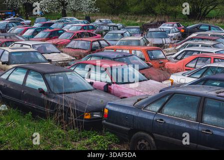 Cimitero automobilistico nella regione della Slesia Moravia della Repubblica Ceca Foto Stock