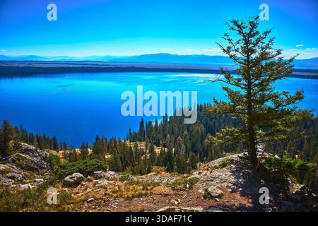 Ampio Blue Lake e Evergreen Forest con Mountain Horizon da Elevated Trail View Foto Stock