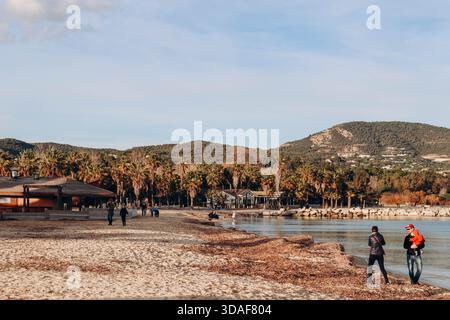 Port Grimaud, Francia - 28.12.2021: Spiaggia di Port Grimaud sulla Costa Azzurra in una giornata invernale di sole Foto Stock