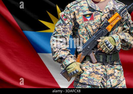Bandiera di Antigua e Barbuda con soldato in uniforme militare che tiene davanti un fucile d'assalto Foto Stock
