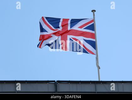 Union Jack flag contro il cielo blu. Foto Stock