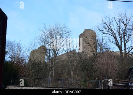 Castello di Löwenburg sopra Monreal nell'Eifel durante l'inverno Foto Stock