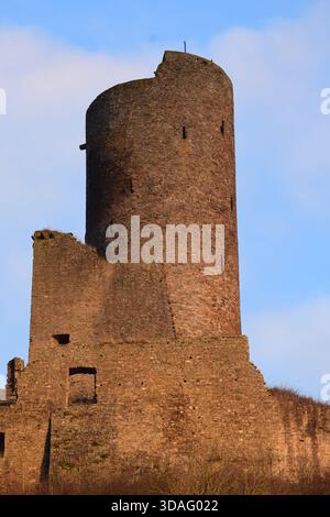 Castello di Löwenburg sopra Monreal nell'Eifel durante l'inverno Foto Stock