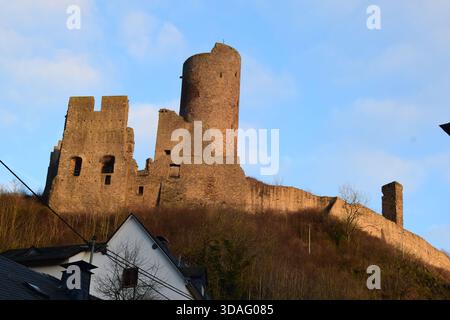 Castello di Löwenburg sopra Monreal nell'Eifel durante l'inverno Foto Stock