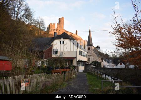 Castello di Löwenburg sopra Monreal nell'Eifel durante l'inverno Foto Stock