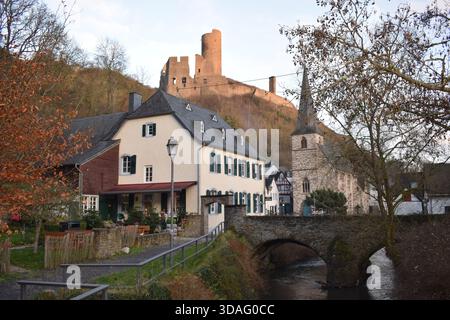 Castello di Löwenburg sopra Monreal nell'Eifel durante l'inverno Foto Stock