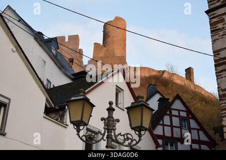 Castello di Löwenburg sopra Monreal nell'Eifel durante l'inverno Foto Stock