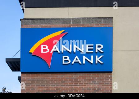 Wenatchee, WA, USA - 19/10/2025: Sign of Banner Bank è una banca commerciale con sede a Walla Walla, Washington. Posizione diramazione Foto Stock