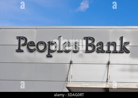 Wenatchee, WA, USA - 19/10/2025: Filiale della People Bank of Washington situata a Wenatchee, nello stato di Washington. Foto Stock
