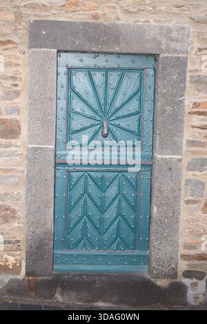 vecchia porta in legno resistente agli agenti atmosferici Foto Stock