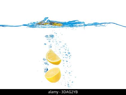 Limoni che cadono in acqua su sfondo bianco Foto Stock