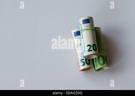 Denaro arrotolato protetto da elastici Foto Stock