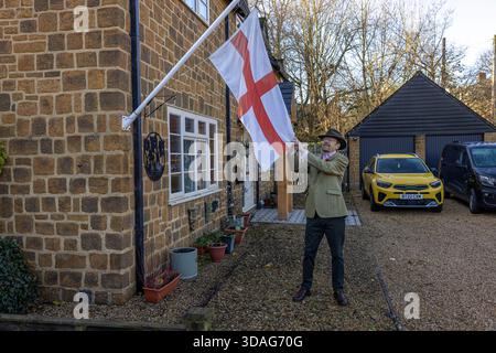 st. la bandiera di george che sventola fuori da una casa privata in inghilterra Foto Stock