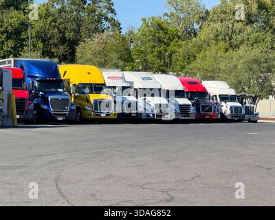 Camion merci parcheggiati nell'area di sosta, sull'Interstate Highway 95, Stamford, Connecticut, Stati Uniti Foto Stock