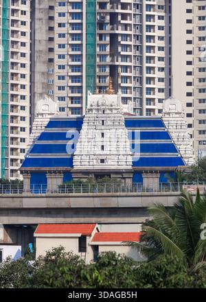 Vista esterna del Tempio Sri Radha Krishna Iskcon. Il Tempio Sri Radha Krishna si trova a Bangalore in India Foto Stock