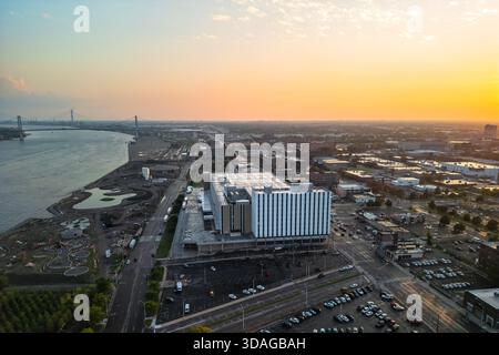 Detroit, mi USA - 4 agosto 2024: Veduta aerea della società di produzione cinematografica DFour4 nel centro di Detroit durante il tramonto. Foto Stock