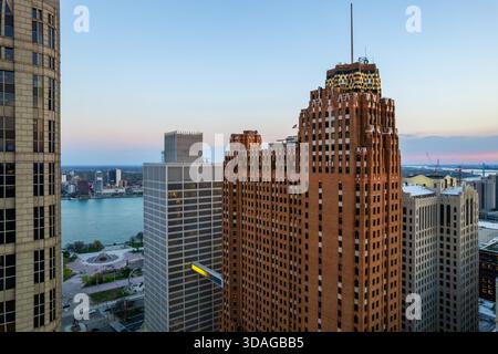Detroit, mi USA - 15 aprile 2023: Veduta aerea dello storico Guardian Building del centro di Detroit costruito nel 1929 sotto la luce del sole serale. Foto Stock