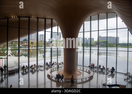 Sala centrale con visitatori al nuovo Museo di Chengdu, Cina Foto Stock