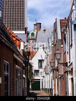 Dimore storiche e monumenti in vicoli stretti di Hoorn, Paesi Bassi. Foto Stock