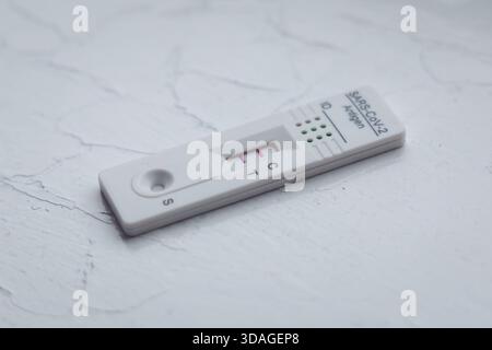 Risultato positivo del test per il coronavirus, test effettuato mediante saggio rapido dell'antigene SARS-COV-2 Foto Stock