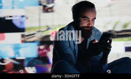 Ha sottolineato che l'individuo abusa ossessivamente delle sue app sociali per cellulari, illustrando la crisi di salute mentale causata dalla dipendenza e dall'eccessiva informazione. Cyberbullismo e manipolazione. Telecamera A.. Foto Stock