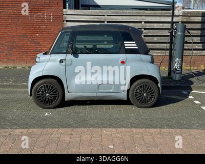 Amersfoort, Paesi Bassi - 8 marzo 2025: Citroën ami parcheggiata in un parcheggio pubblico. Nessuno nel veicolo. Foto Stock