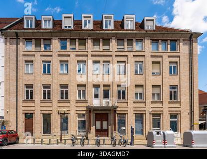 Edificio austero in mattoni rossi a Presernova ulica, nel centro di Celje, Slovenia Foto Stock